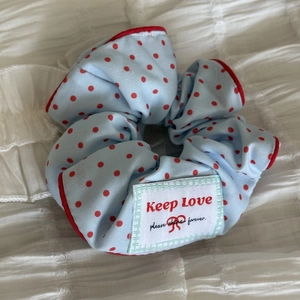 Chouchou bleu clair à pois rouges avec détail étiquette tissée Keep Love