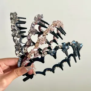 Détail d'un serre-tête en perles de cristal avec dents antidérapantes pour femmes