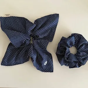 Chouchou à Nœud à Pois Bleu Marine et Écharpe Carrée pour Femmes Style Coréen en Satin Fait à la Main Accessoires de Cheveux Doux