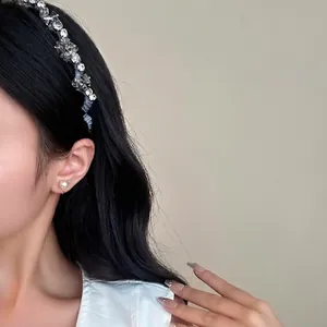 Serre-tête exquis en perles de cristal avec boucles d'oreilles assorties sur modèle