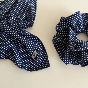 Ensemble chouchou et ruban à cheveux bleu marine à pois blancs avec petit bouton