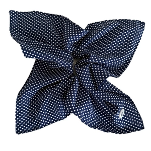 Chouchou nœud bleu marine à pois, texture satinée avec un petit bouton blanc