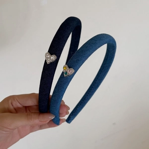 Set de dos diademas de mezclilla con adornos de corazón de pedrería en azul y claro