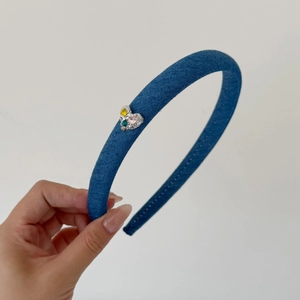 Diadema de mezclilla azul para mujer con accesorio de corazón de strass de colores