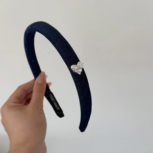 Detalle de diadema vaquera con corazón de strass plateado y etiqueta hecha a mano