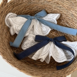 Barrette à cheveux nœud en jean avec dentelle blanche en bleu clair et foncé en panier