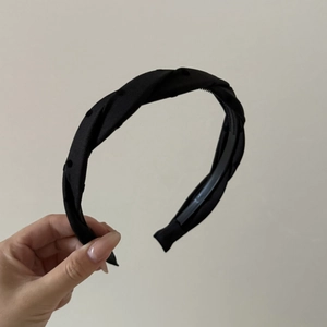 Polka dot twisted headband in black fabric with internal comb teeth for hair styling