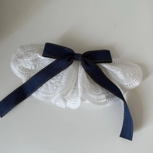 Barrette en dentelle avec nœud en jean et détails de coutures orange contrastées