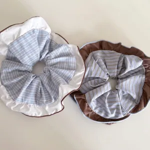 Elastici scrunchies a righe marroni oversize con eleganti bordi a volant per chignon
