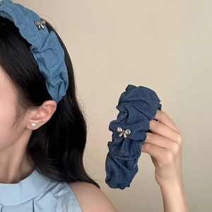 Cerchietto largo in denim a pieghe con fiocco di strass per un effetto volume dei capelli
