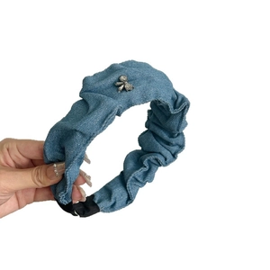 Cerchietto in denim blu pieghettato con fiocco di cristallo scintillante decorativo
