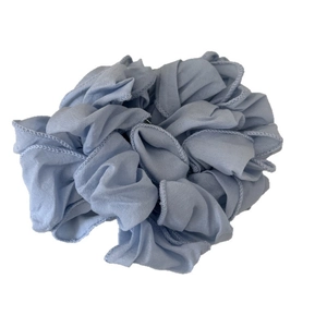 Elastico per capelli plissettato azzurro oversize con bordi a balze per acconciature