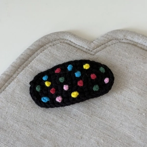 Barrette à cheveux au crochet faite main avec pois colorés sur laine noire tricotée