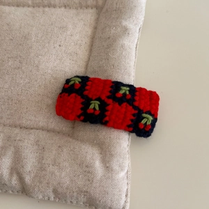 Barrette à cheveux au crochet faite main avec motifs cerises rouges sur base tricotée
