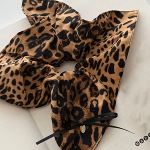 Chouchou chic à motif léopard avec rubans et breloque dorée pour cheveux femme