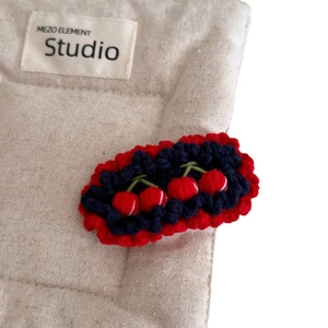 Pince à cheveux cerise faite à la main en crochet avec base bleu marine et cerises