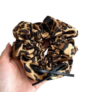 Chouchou imprimé léopard avec nœud noir et pendentif cœur doré pour coiffure femme