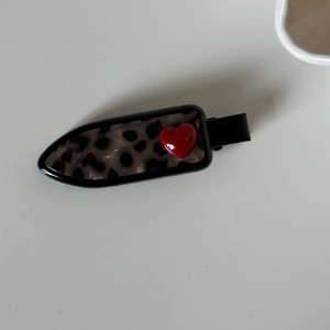 Vintage-Haarspange im französischen Stil mit Leopardenmuster und rotem Herz-Detail