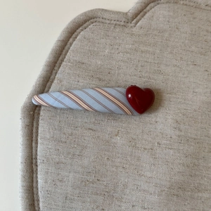 Fermaglio per capelli scozzese blu e bianco con cuore rosso 3D su sfondo di lino neutro