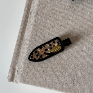 Detail der Vintage Leoparden Haarklammer mit Hand Made gravierter Goldmetallplakette