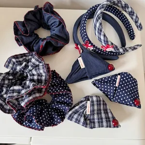 Set d'accessoires cheveux bleu denim avec chouchous à carreaux et serre-têtes