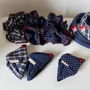 Ensemble chouchou en denim bleu marine, serre-tête à carreaux et barrettes à pois