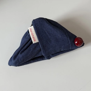 Pince à cheveux triangle en denim bleu marine faite main avec bouton rouge et étiquette