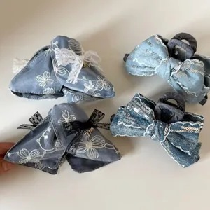 Vierteiliges Set Haarklammern mit blauer floraler Spitze und Jeansstoff mit Pailletten