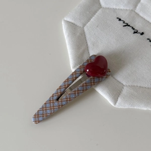Fermaglio per capelli BB a quadri blu e marroni con ciondolo a cuore rosso lucido