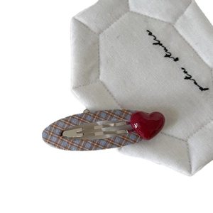 Fermaglio per capelli a quadri blu e marroni con cuore rosso in stile vintage
