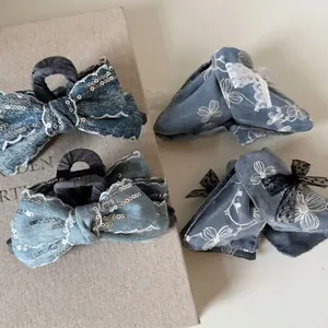 Set aus Haarklammern mit Spitzen- und Denim-Schleifen, Pailletten und Blumenmuster