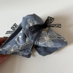 Haarklammer aus blauem Denim-Stoff mit weißen Stickblumen und schwarzer Spitzenschleife