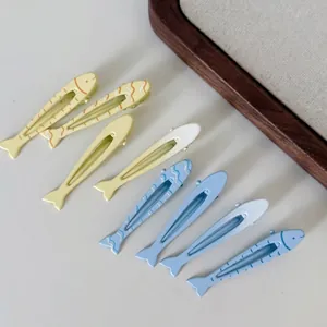 Set di fermagli per capelli opachi a forma di pesce blu, gialli e bianchi a pois