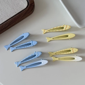 Fermagli per capelli a forma di pesce in blu e giallo con finitura opaca
