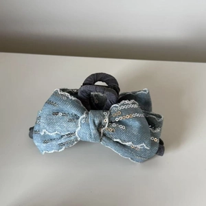 Hellblauer Haarklammer-Bogen aus Denim mit silbernen Pailletten und Spitze