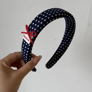 Serre-tête rembourré bleu marine à pois avec nœud rouge et étiquette faite à la main