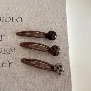 Three-piece leopard print pearl BB hair clips in dark brown and caramel tones