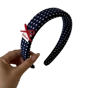 Serre-tête bleu marine à pois blancs avec petit nœud rouge et étiquette faite à la main
