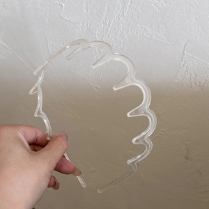 Serre-tête ondulé transparent avec dents antidérapantes pour un maintien sûr des cheveux