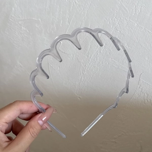 Gros plan du serre-tête ondulé en plastique transparent avec dents antidérapantes
