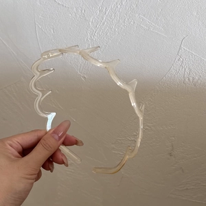 Détail macro du serre-tête ondulé transparent avec dents antidérapantes pour la coiffure