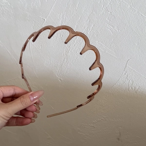 Détail du serre-tête antidérapant marron ambre en forme de vague avec dents de maintien