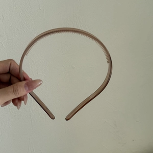 Détail d'un serre-tête en résine ambre avec des dents antidérapantes pour la coiffure