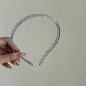 Détail d'un serre-tête transparent avec dents antidérapantes pour une fixation sûre