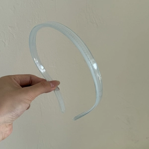 Détail des dents antidérapantes internes sur un serre-tête en plastique bleu translucide