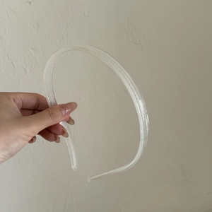 Gros plan détaillé montrant les dents antidérapantes d'un serre-tête transparent