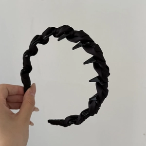 Detail view of navy blue polka dot headband with anti-slip inner teeth for secure grip