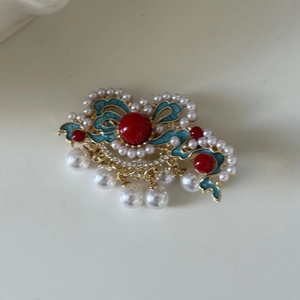 Detail einer Haarspange im国风-Stil mit Emaille, Perlen und goldenen Quasten-Anhängern