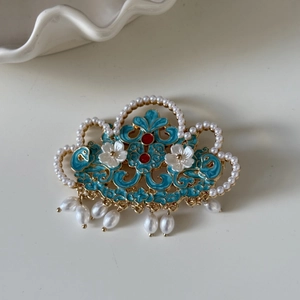 Detailansicht der Vintage Emaille Schmetterling Haarspange mit Perlen und blauer Glasur