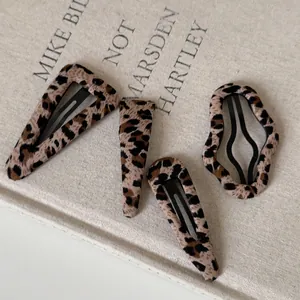 Lot de quatre barrettes à imprimé léopard vintage aux formes géométriques variées
